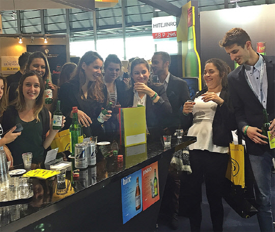 소주업체들이 한류 열풍에 힘입어 글로벌 시장에서 판로를 확장하고 있다. 사진은 프랑스 파리에서 열린 참이슬 시음회.   하이트진로 제공